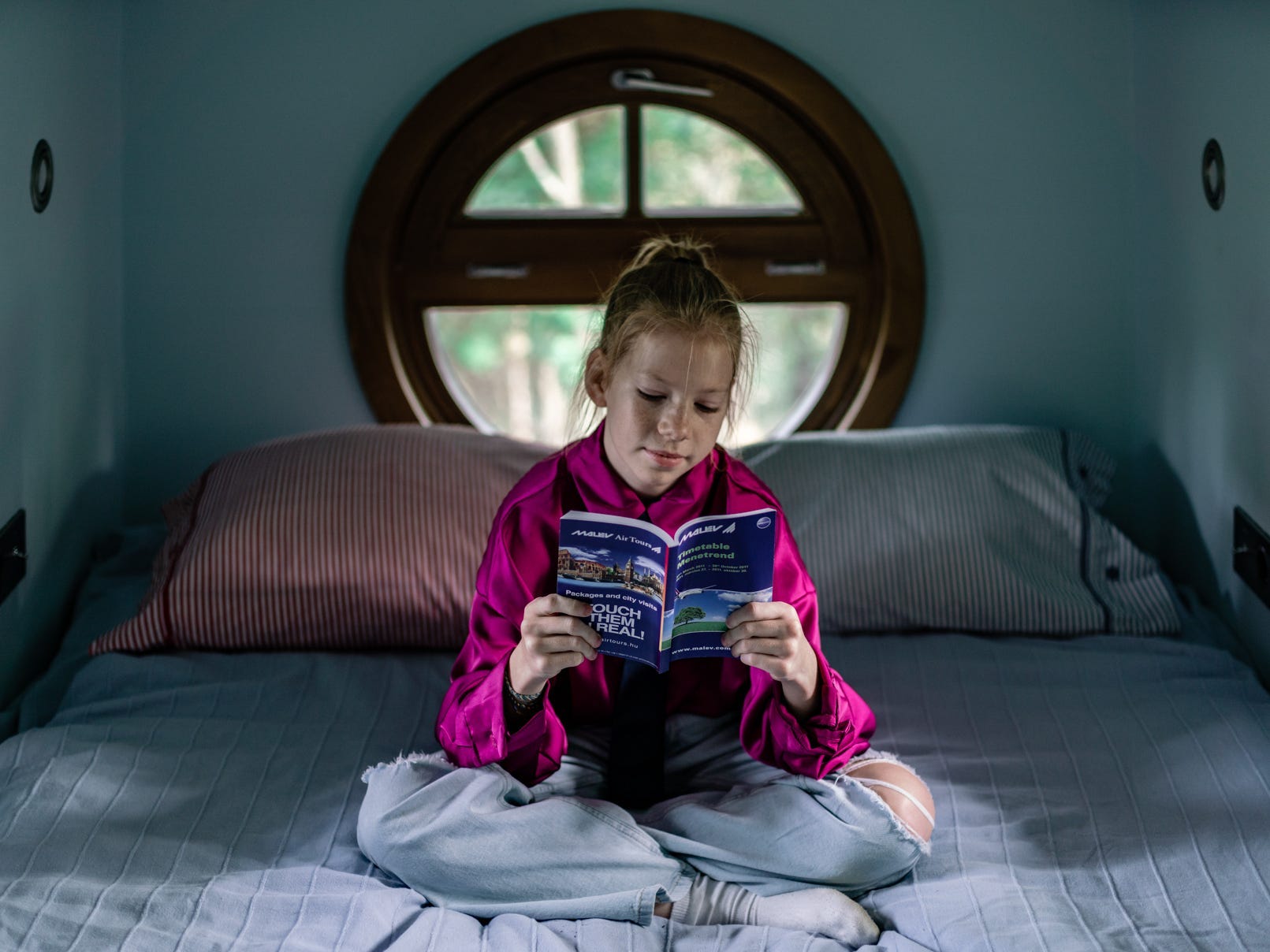 Lujzi liest ein Buch auf ihrem Bett im Jet House.