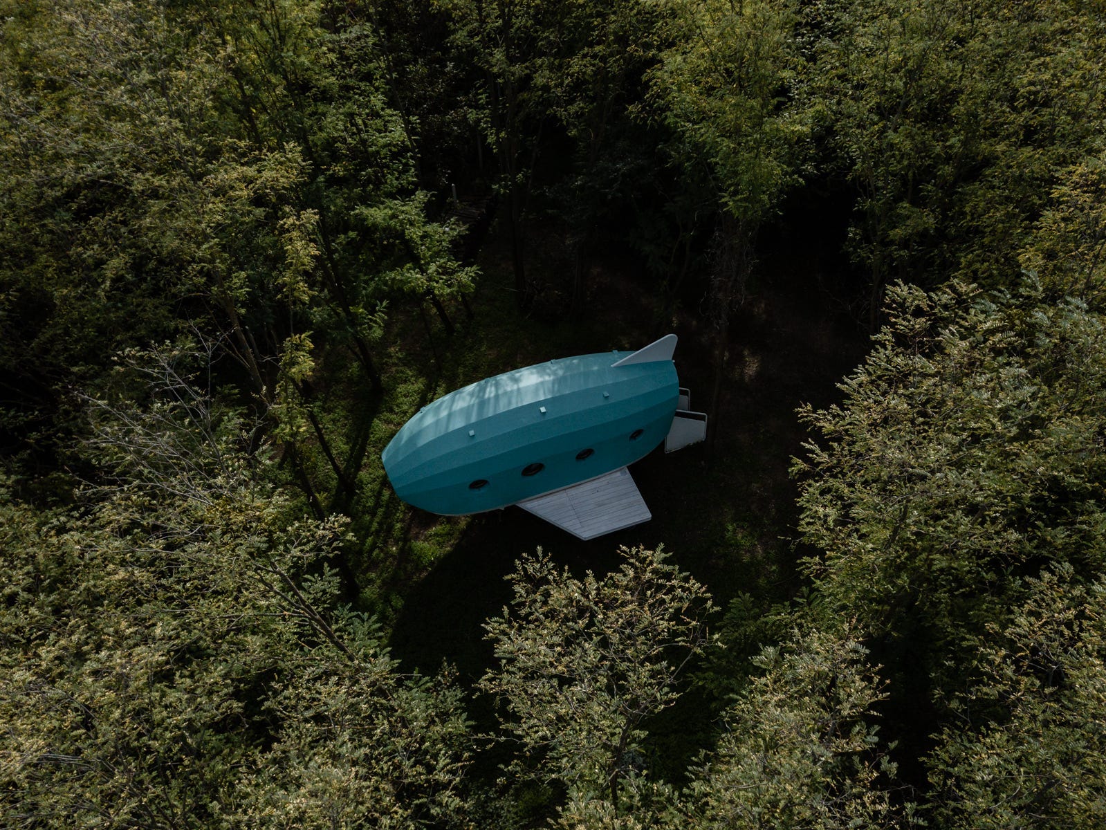 Eine Luftaufnahme des Jet House, das sich in einem Mini-Waldgebiet befindet.