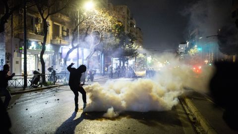 Demonstranten, die am Mittwoch abgebildet sind, stoßen auf den Straßen von Athen mit der Bereitschaftspolizei zusammen, nachdem bei der Kollision am Dienstag Dutzende getötet und zahlreiche Verletzte zurückgelassen wurden.