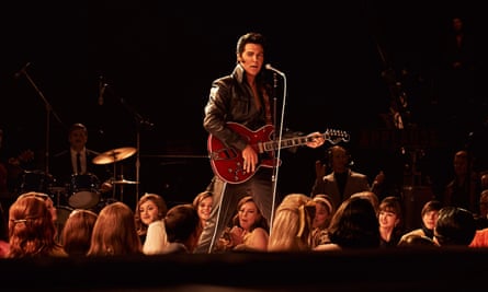 Austin Butler auf der Bühne mit Gitarre in Elvis.