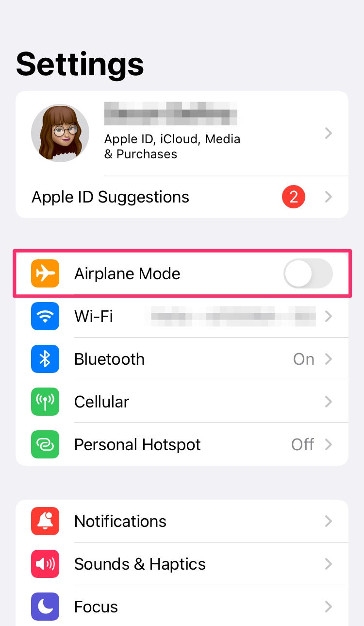 Mobile Ansicht der „Einstellungen“-App auf dem iPhone, die die Umschaltoption „Flugzeugmodus“ in einem pinkfarbenen Kästchen hervorhebt.