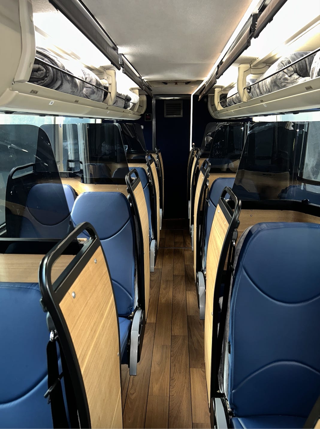 blaue sitze in cubbies im napaway-bus