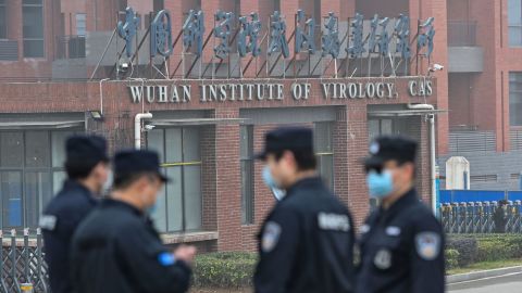 Sicherheitspersonal steht vor dem Wuhan Institute of Virology in Wuhan Wache, als Mitglieder des Teams der Weltgesundheitsorganisation (WHO), das die Ursprünge des Covid-19-Coronavirus untersucht, am 3. Februar 2021 einen Besuch abstatten. 