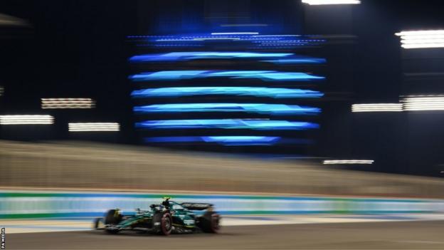 Fernando Alonso auf der Strecke in Bahrain