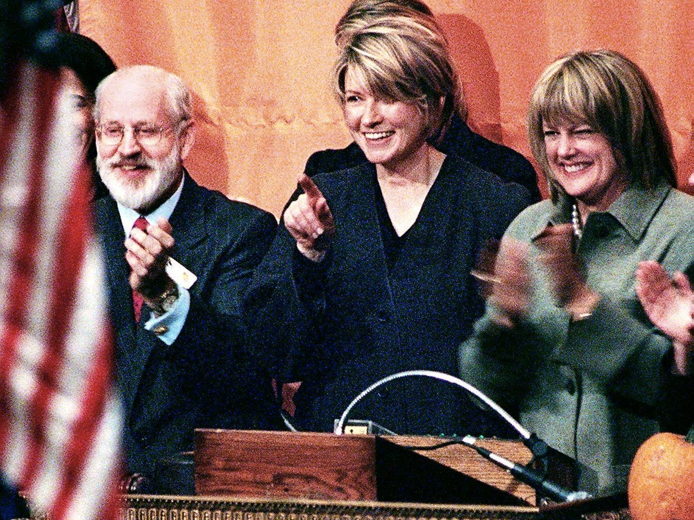 Martha Stewart (C) läutet die Eröffnungsglocke, um am 19. Oktober 1999 an der New Yorker Börse mit dem Handel zu beginnen.