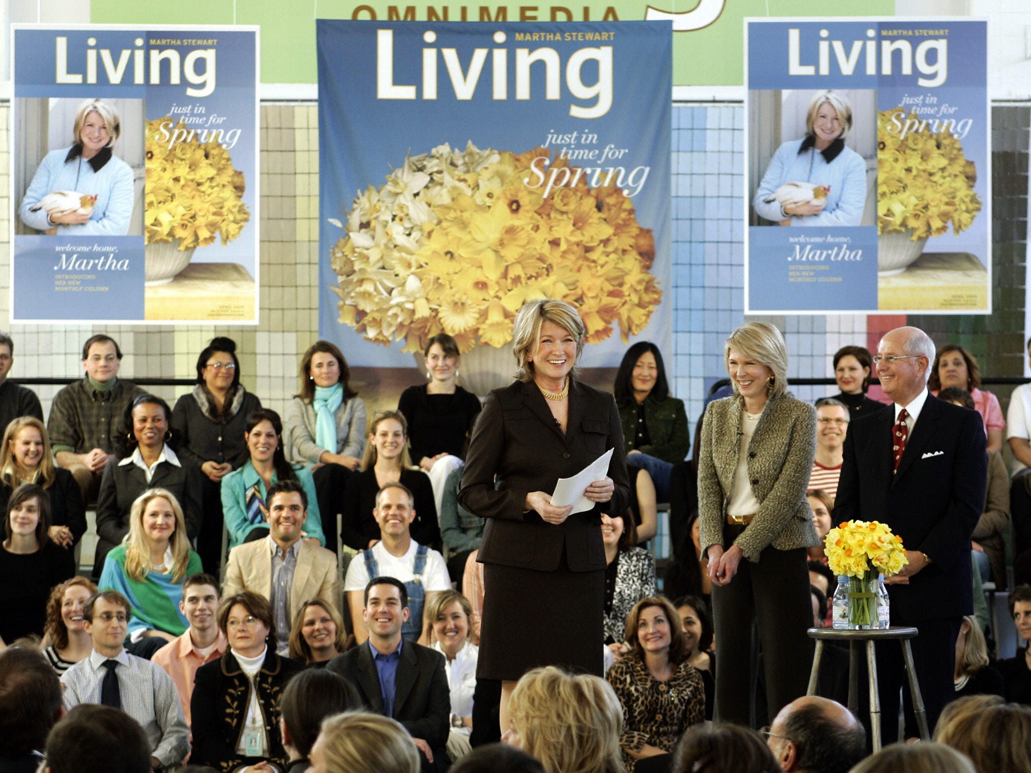 Martha Stewart trifft sich mit ihren Magazinmitarbeitern, als sie im März 2005 an ihrem ersten Arbeitstag bei Martha Stewart Living Offices ankommt.