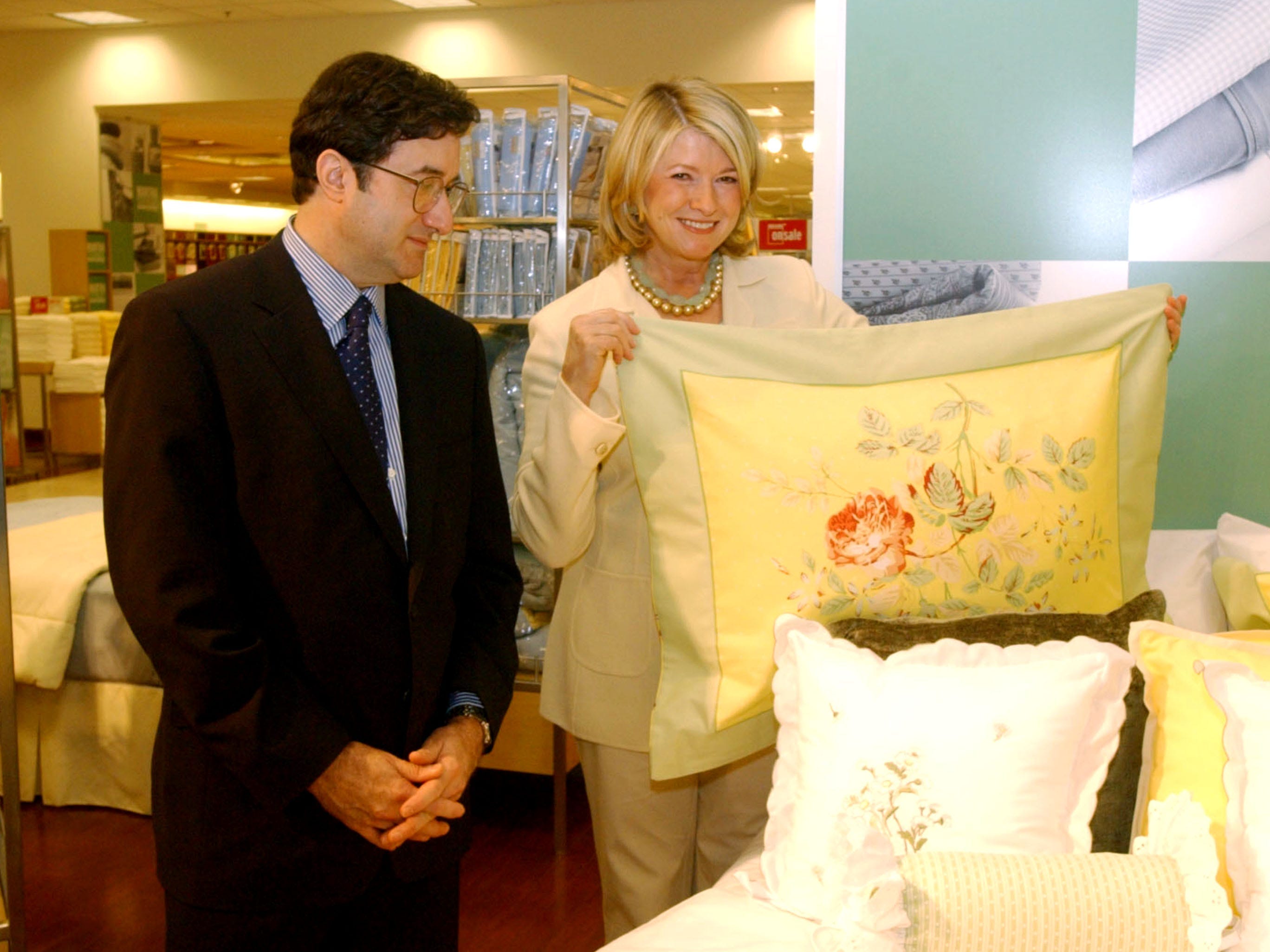 Martha Stewart zeigt 2003 Waren mit Mark A. Cohen, dem ehemaligen Vorsitzenden und CEO von Sears Canada.