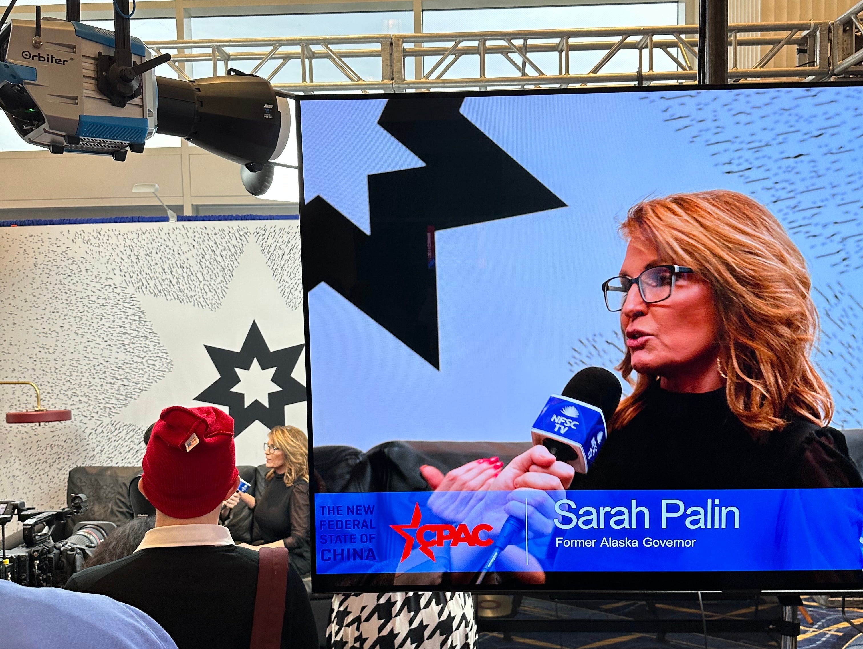 Palin spricht am 3. März 2023 an einem Medienstand zum „Neuen Bundesstaat China“ auf der CPAC.