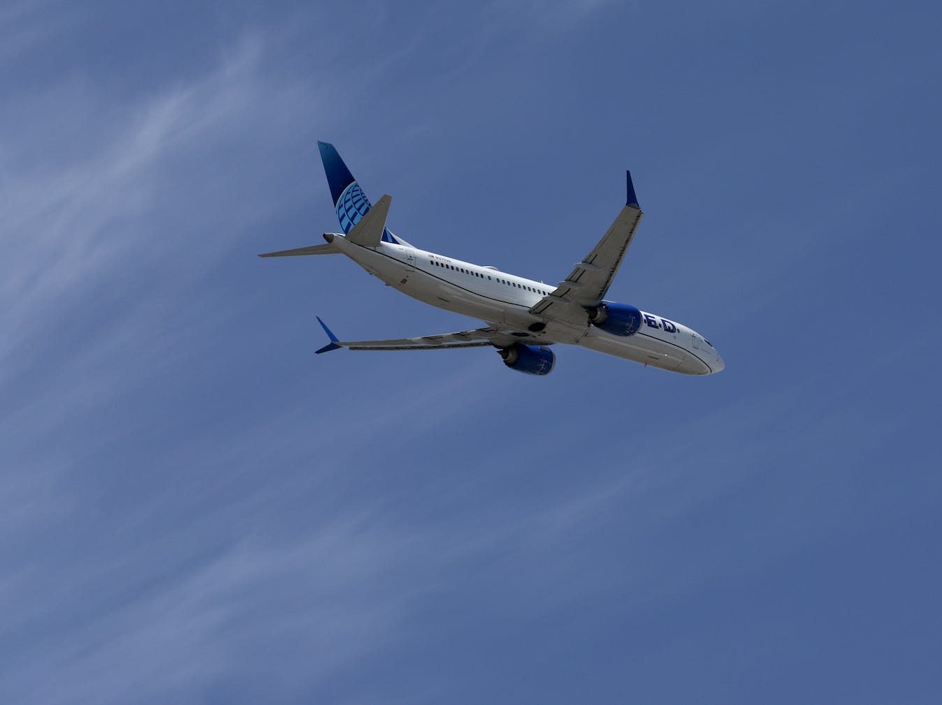 Ein Flugzeug der United Airlines fliegt