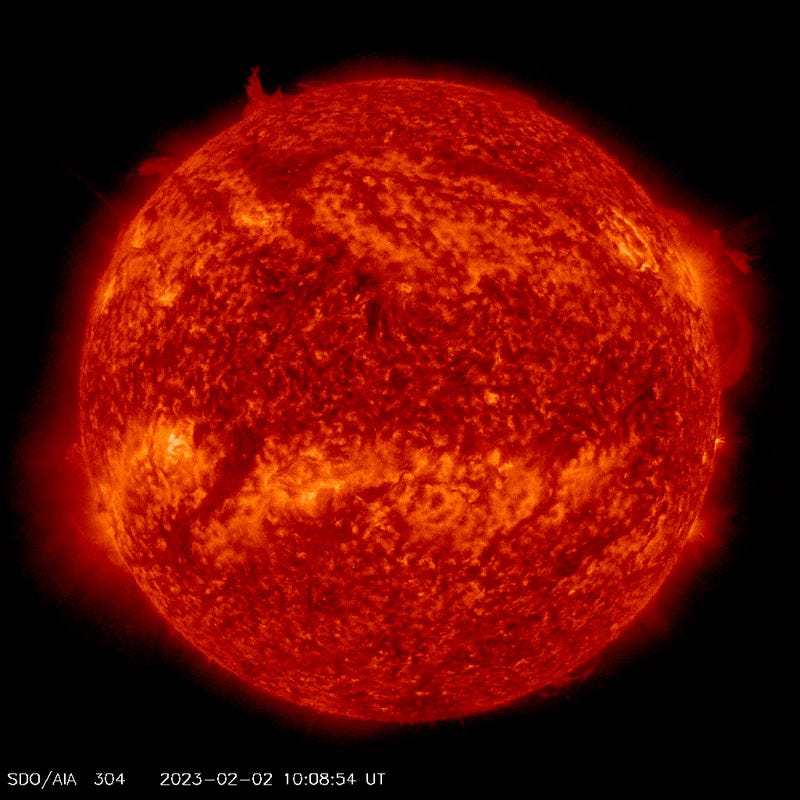 Das Video zeigt eine rotierende Sonne aus rotem Plasma mit einem Filament, das oben auftaucht, dann abbricht und um den Nordpol wirbelt