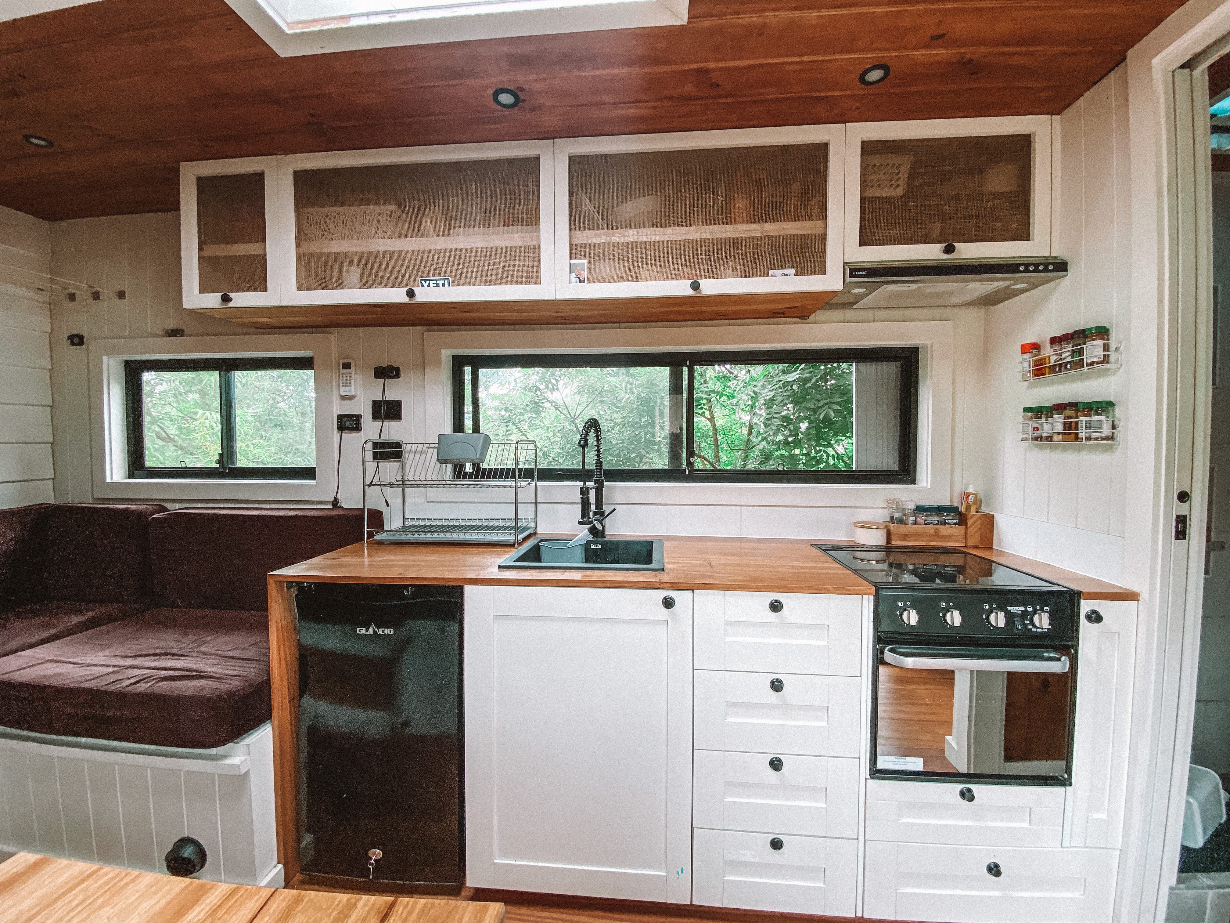 Die Küche im Truck mit Spüle, Backofen, Gasherd und Fenstern