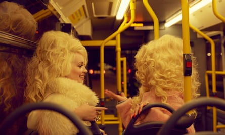 Dolly Parton sieht aus wie Alice Hawkins mit Trixie Malicious in einem Nachtbus, London, 2019.