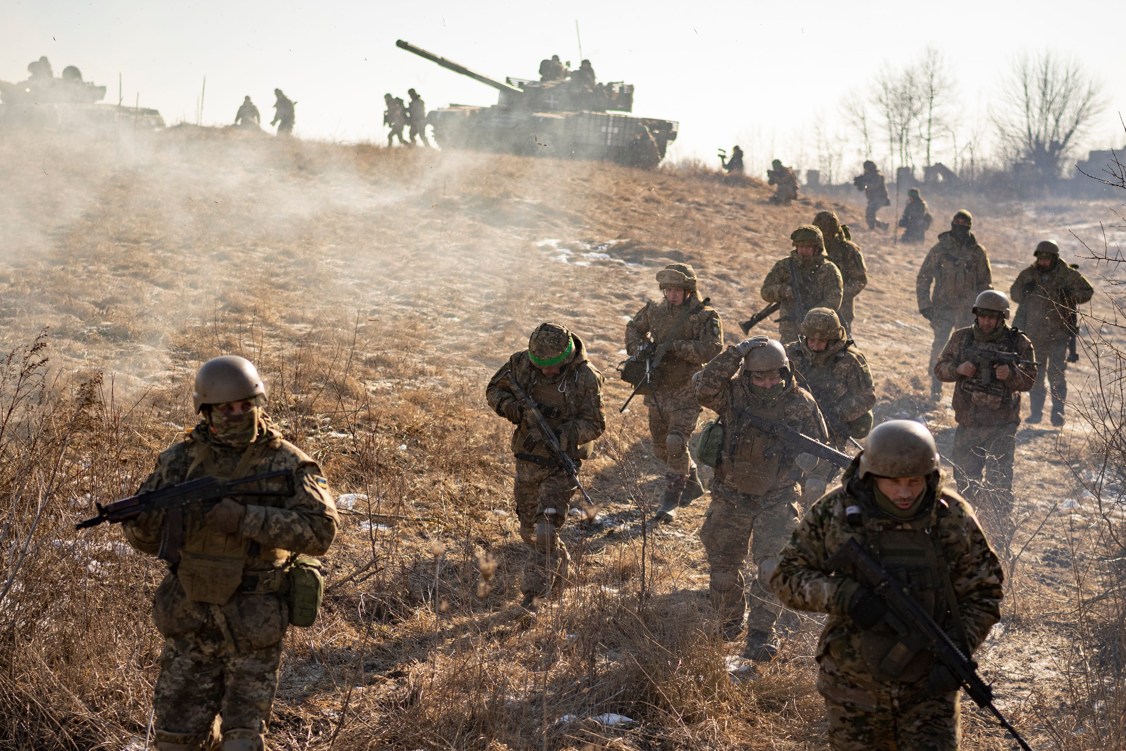 Ukrainische Soldaten der 3rd Separate Tank Iron Brigade nehmen am Donnerstag, den 23. Februar 2023, an einer Übung unweit der Frontlinie in der Region Charkiw in der Ukraine teil.