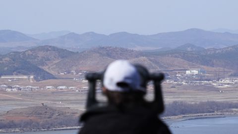 Ein Besucher blickt vom Unification Observation Post in Paju, Südkorea, über die Grenze zwischen Süd- und Nordkorea.