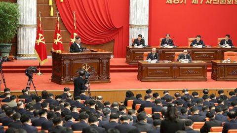 Der nordkoreanische Führer Kim Jong Un spricht am 26. Februar 2023 in Pjöngjang, Nordkorea, vor der Arbeiterpartei Koreas.