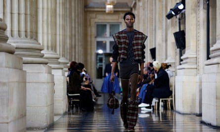 Ein Design von Andreas Kronthaler für Vivienne Westwood auf der Paris Fashion Week, März 2023.
