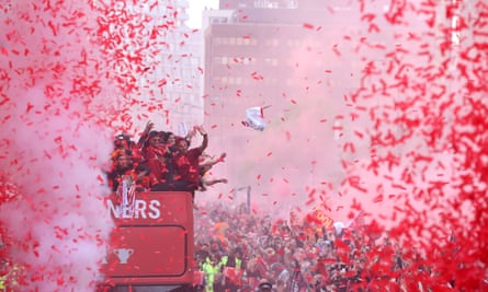 Liverpools Siegesparade 2022 nach dem Gewinn beider nationalen Pokale und dem zweiten Platz in der Premier League und der Champions League.