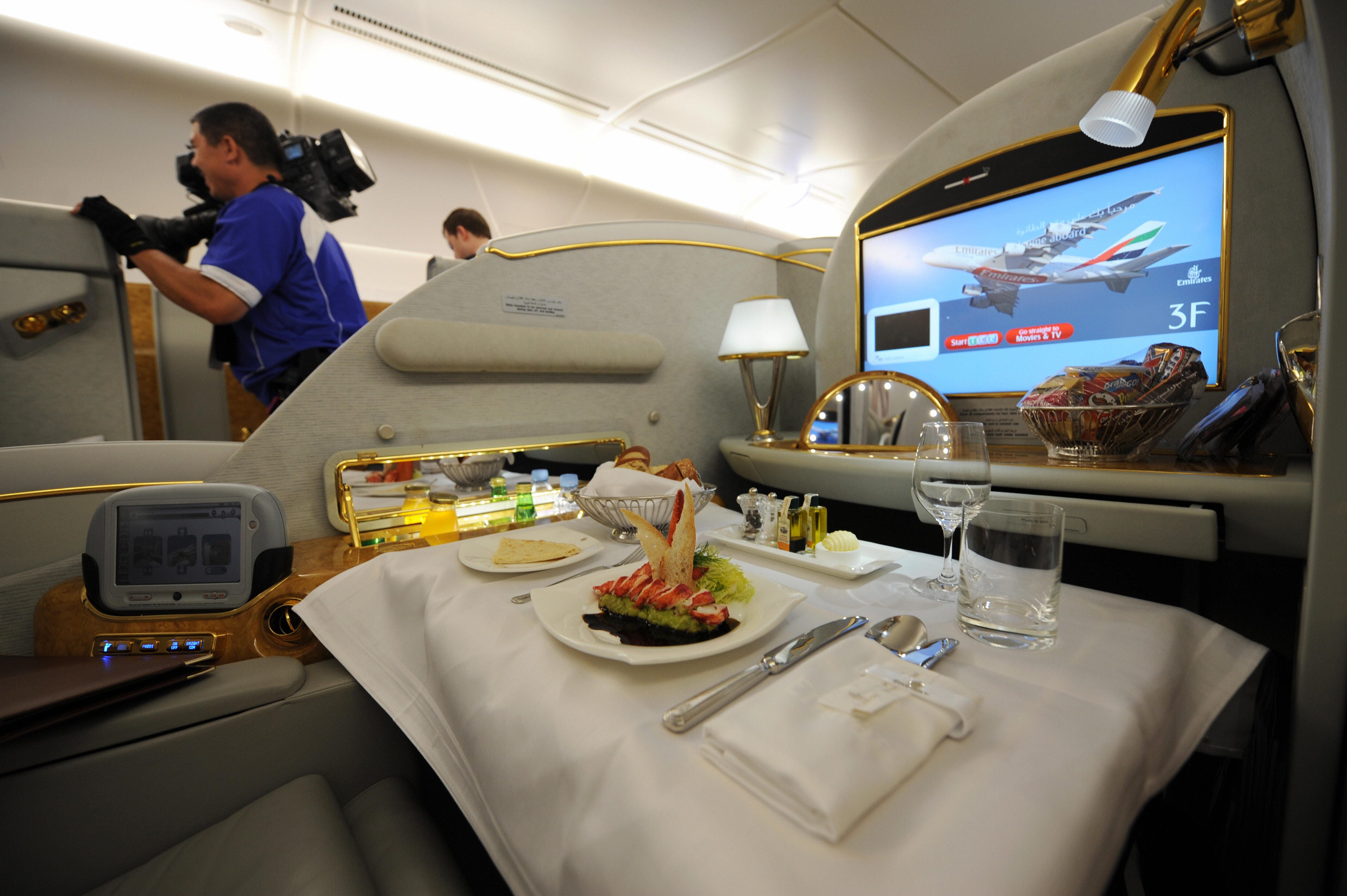 Eine Mahlzeit in einem First-Class-Sitz an Bord einer Emirates Airlines A380 am 1. August 2008.