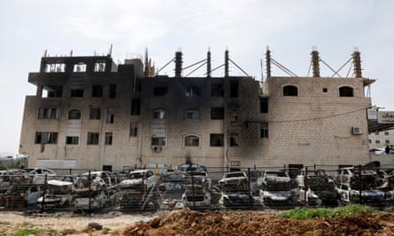 „Hawara ging in Flammen auf, als extremistische Bürgerwehrjuden durch die Stadt wüteten, Gebäude und Autos niederbrannten und einen Palästinenser töteten.“