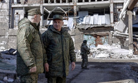 Sergej Schoigu inspiziert am Samstag die Stellungen russischer Truppen an einem unbekannten Ort in der Ukraine