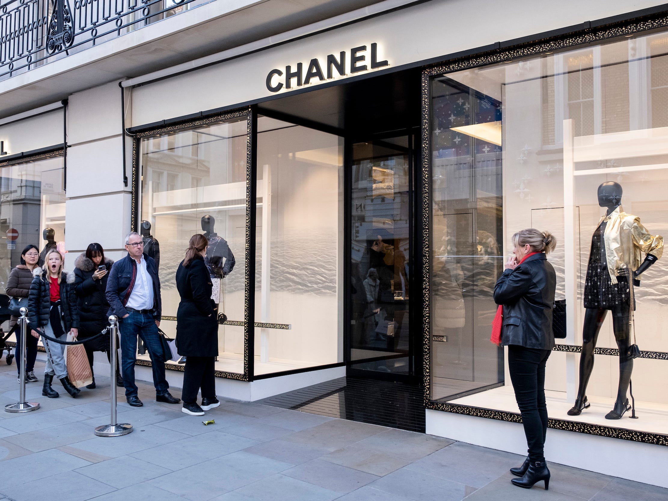 Menschen stehen Schlange vor dem Chanel-Laden