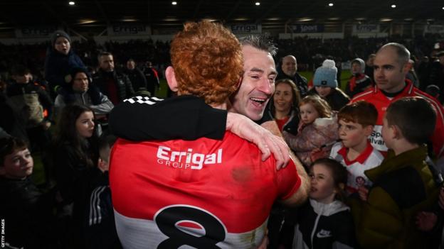 Derry-Chef Rory Gallagher und Mittelfeldspieler Conor Glass umarmen sich nach dem Schlusspfiff