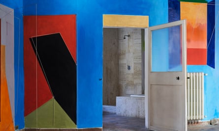 Eine farbenfrohe Tür in la Casa Dipinta, was das bemalte Haus bedeutet.