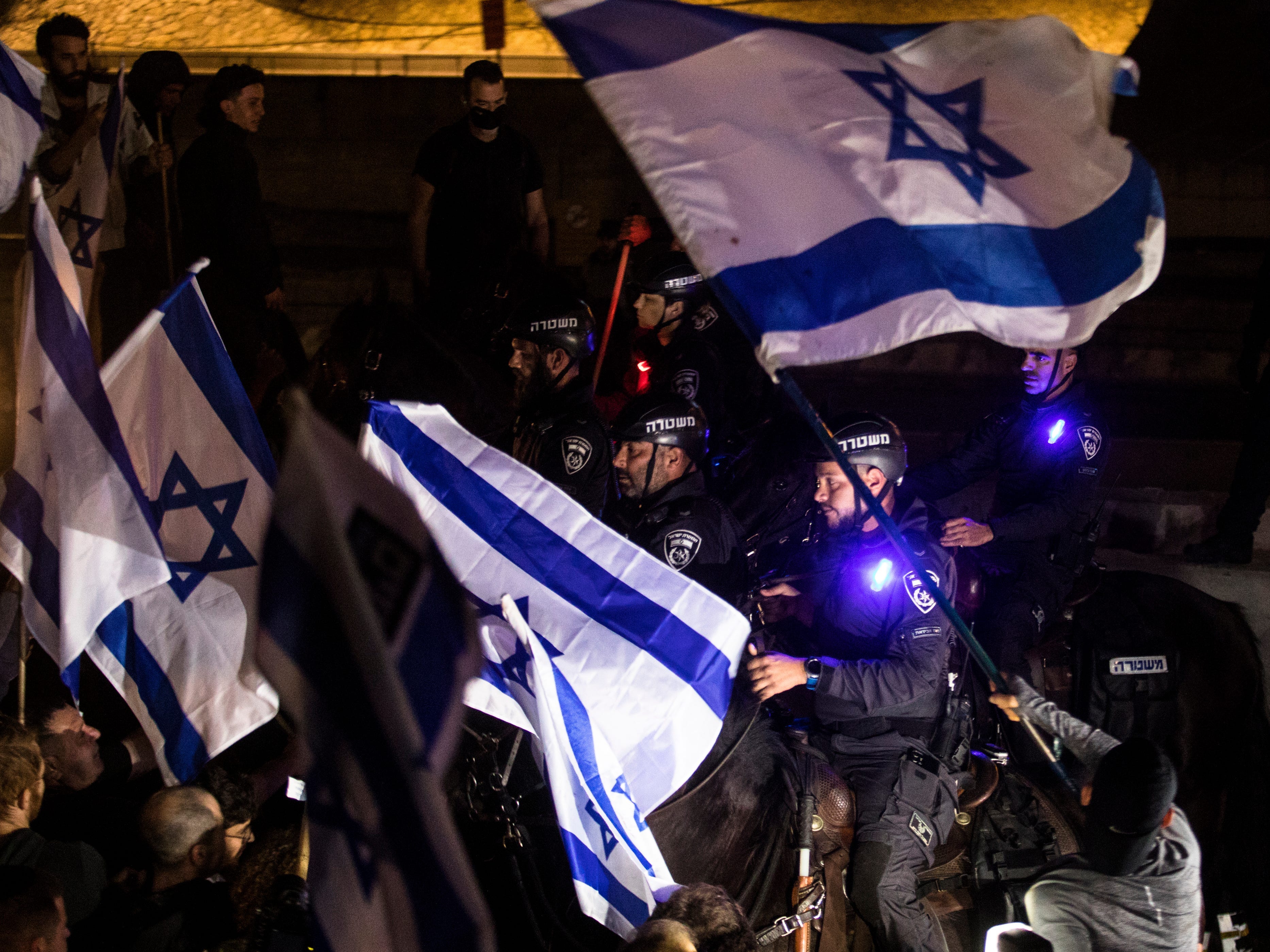 Demonstranten stoßen am 4. März 2023 in Tel Aviv, Israel, mit berittenen Beamten zusammen, als sie während einer Massenkundgebung gegen die von der Regierung vorgeschlagene Justizrevision eine Hauptstraße blockieren.