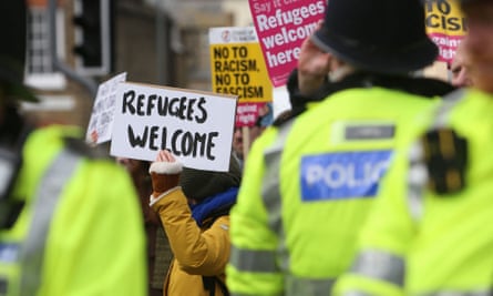 Pro-Flüchtlings-Unterstützer in Dover am Samstag während einer Anti-Migranten-Demonstration in der Stadt.