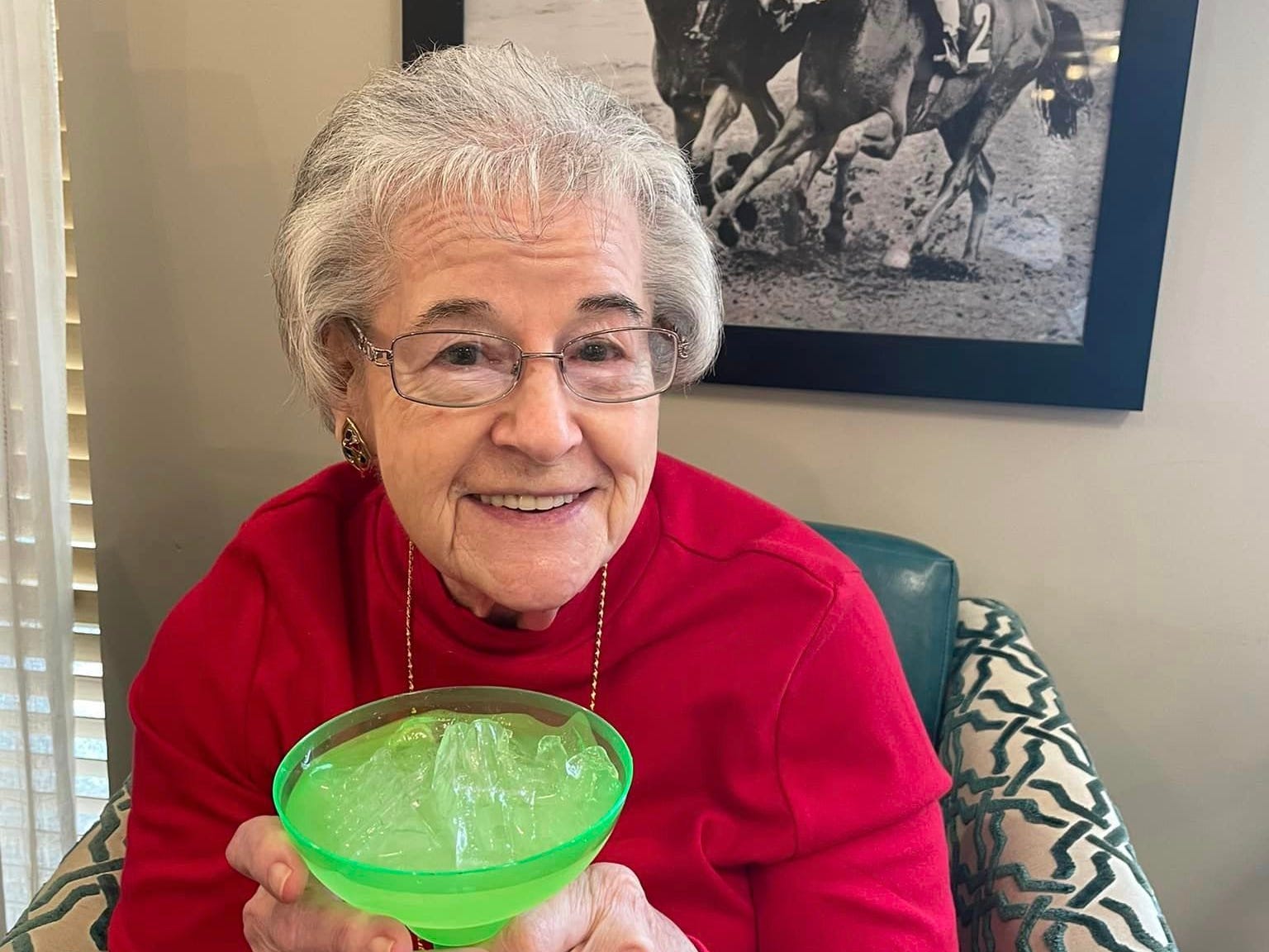 Dora Martin vom Seniorenwohnen Arcadia lächelt und hält eine Tasse in der Hand.