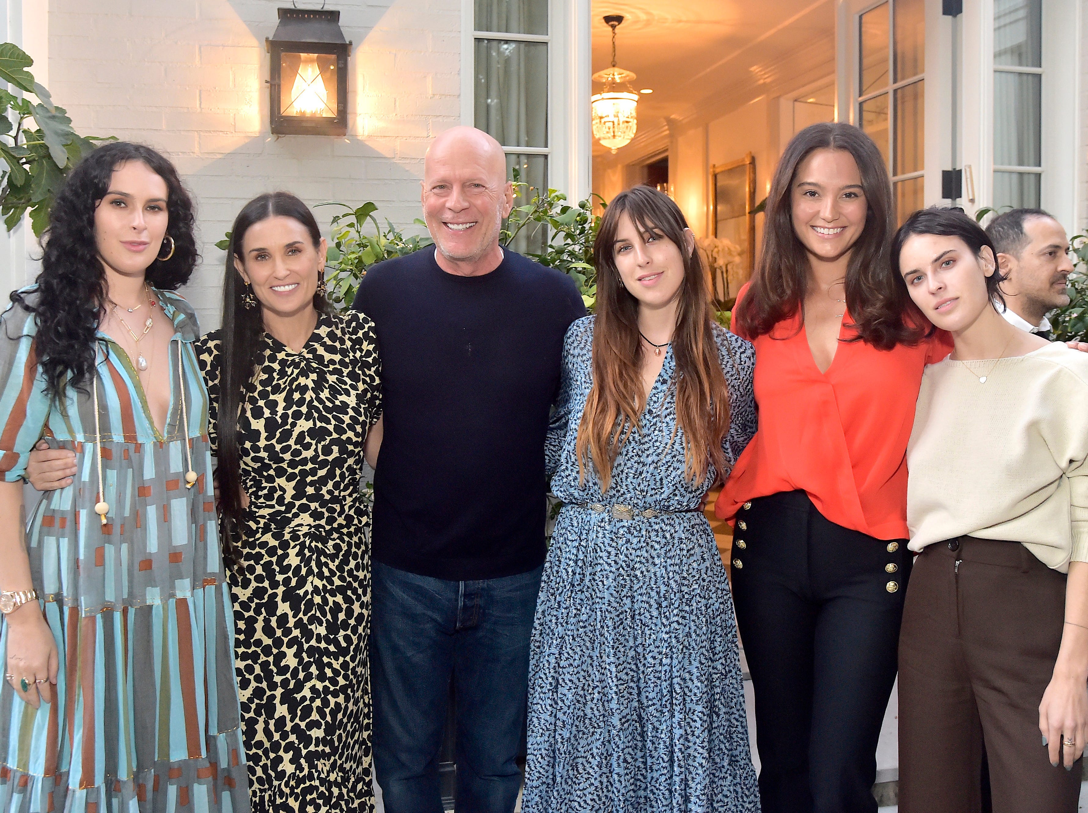 Rumer Willis, Demi Moore, Bruce Willis, Scout Willis, Emma Heming Willis und Tallulah Willis posieren für Fotos bei einer Veranstaltung im Jahr 2019.