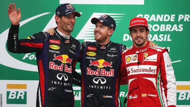 Rennsieger Sebastian Vettel von Red Bull Racing feiert nach dem Großen Preis von Brasilien 2013 mit dem zweitplatzierten Mark Webber von Red Bull Racing und dem drittplatzierten Fernando Alonso von Ferrari auf dem Podium