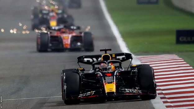 Max Verstappen führt den Großen Preis von Bahrain vor Charles Leclerc an