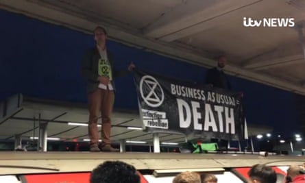 Extinction Rebellion Demonstranten auf dem Dach der U-Bahn