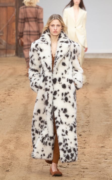 Ein Model in einem Mantel mit Dalmationsdruck