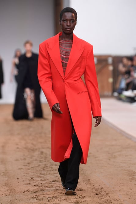 Ein Modell in einem roten Mantel