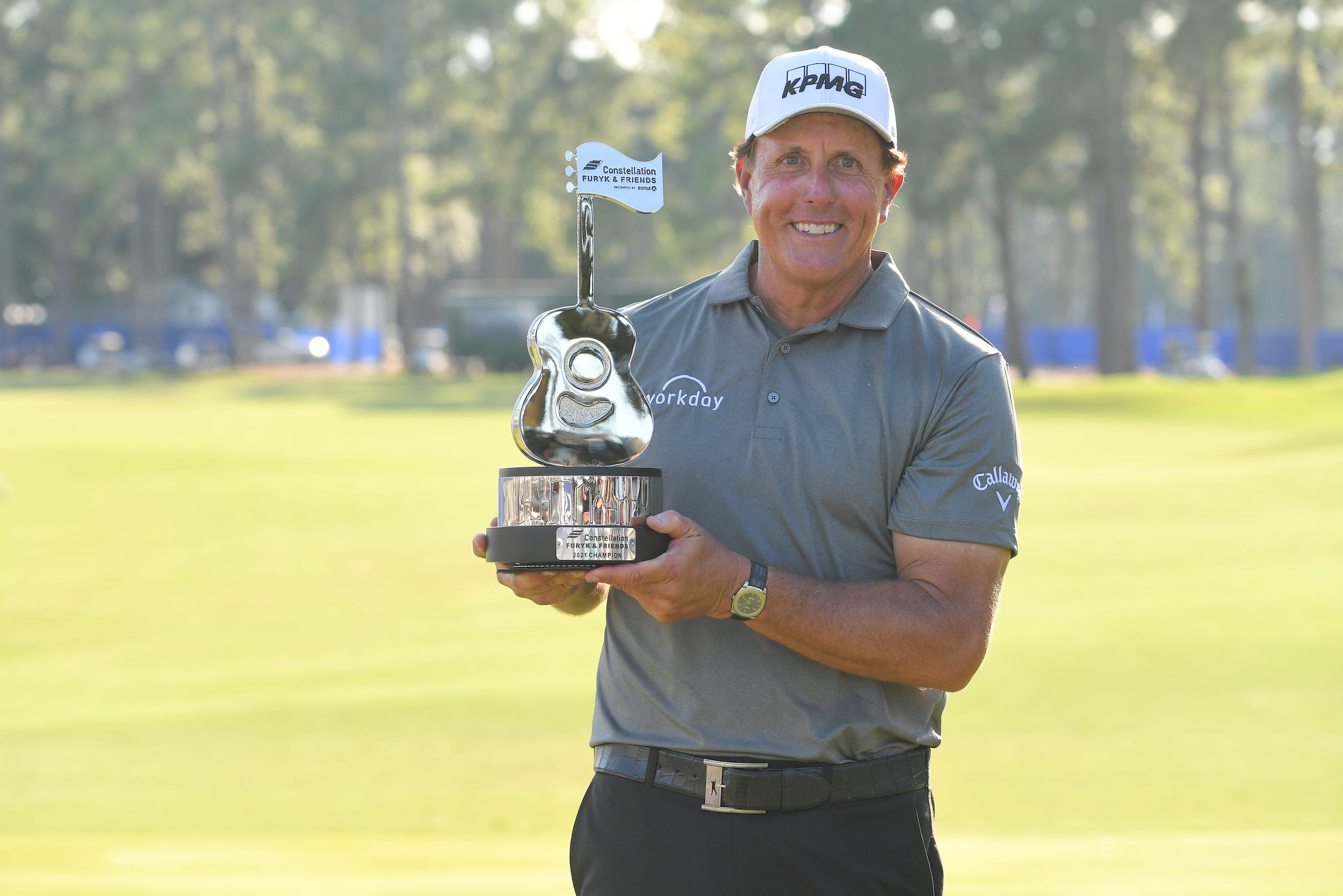 Phil Mickelson hält eine Trophäe, nachdem er ein PGA Tour Champions-Event gewonnen hat.