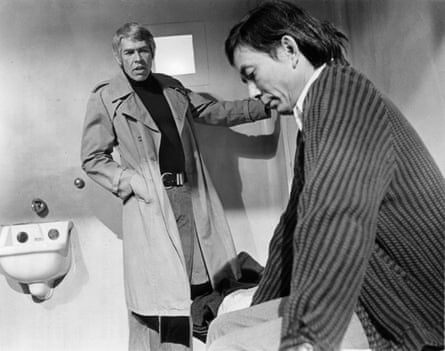 Hong mit James Coburn in The Carey Treatment von 1972.