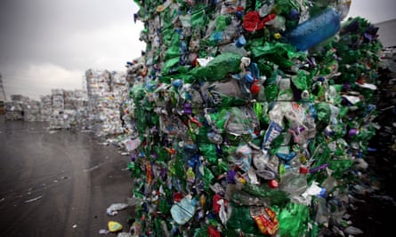 Die Closed-Loop-Recycling-Anlage in London war die erste in Großbritannien, die recycelten Kunststoff in Lebensmittelqualität aus Flaschenabfällen produzierte.