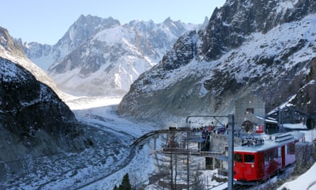 Der Montenvers-Zug fährt bis zum Mer de Glace-Gletscher in Chamonix, Frankreich.