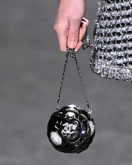 Eine Tasche wird von einem Model bei der Chanel Womenswear Herbst-Winter 2023-2024 Show getragen.