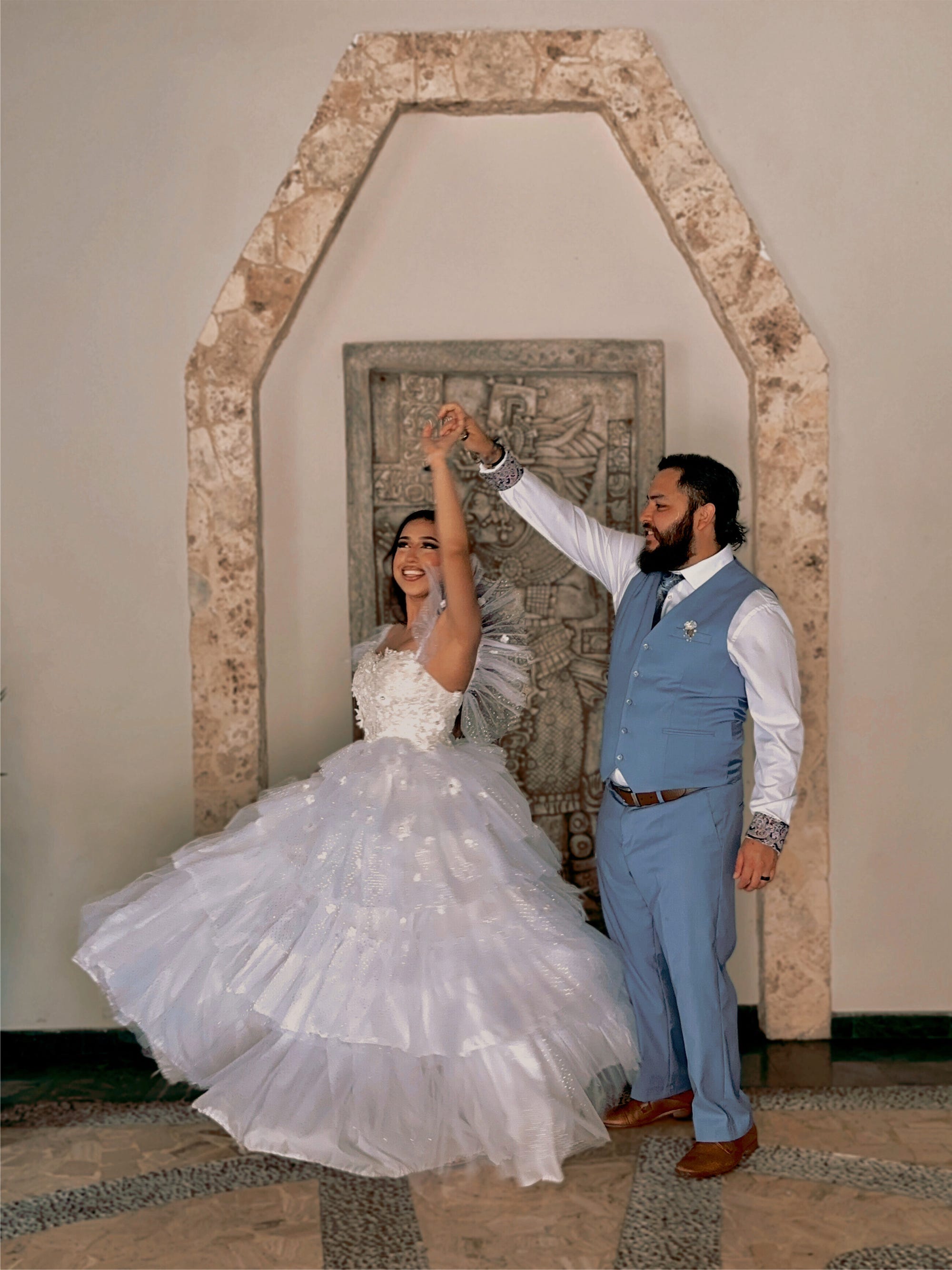 Ein Bräutigam dreht seine Braut in ihrem Hochzeitskleid.