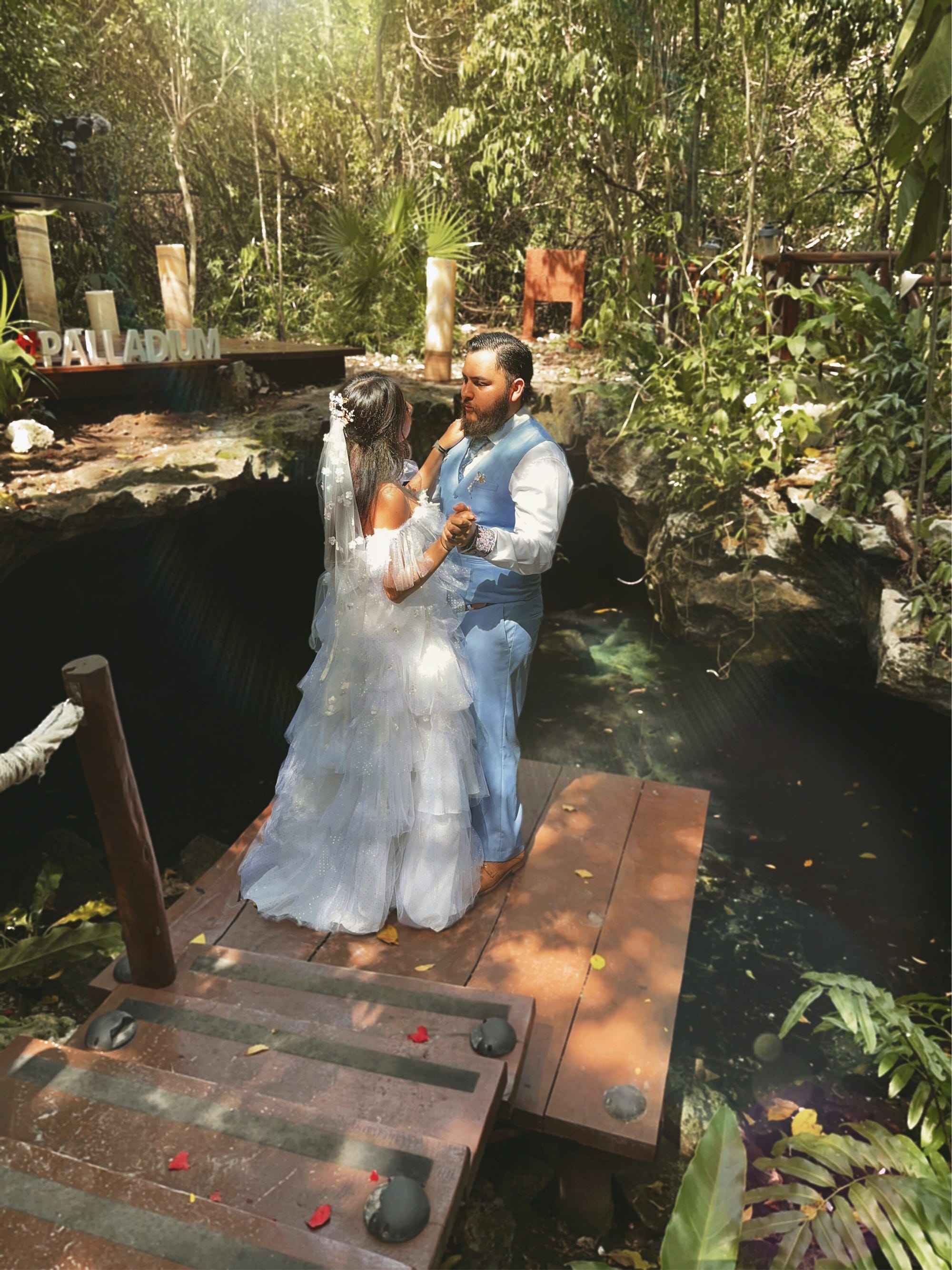 Ein Brautpaar tanzt zusammen auf einem Dock.