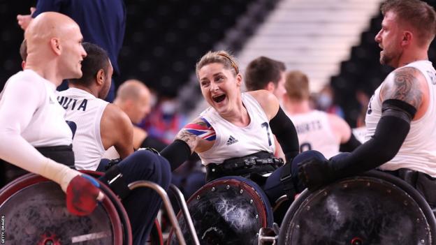 Kylie Grimes von GB feiert mit ihren Teamkolleginnen nach dem Gewinn von Paralympic-Gold