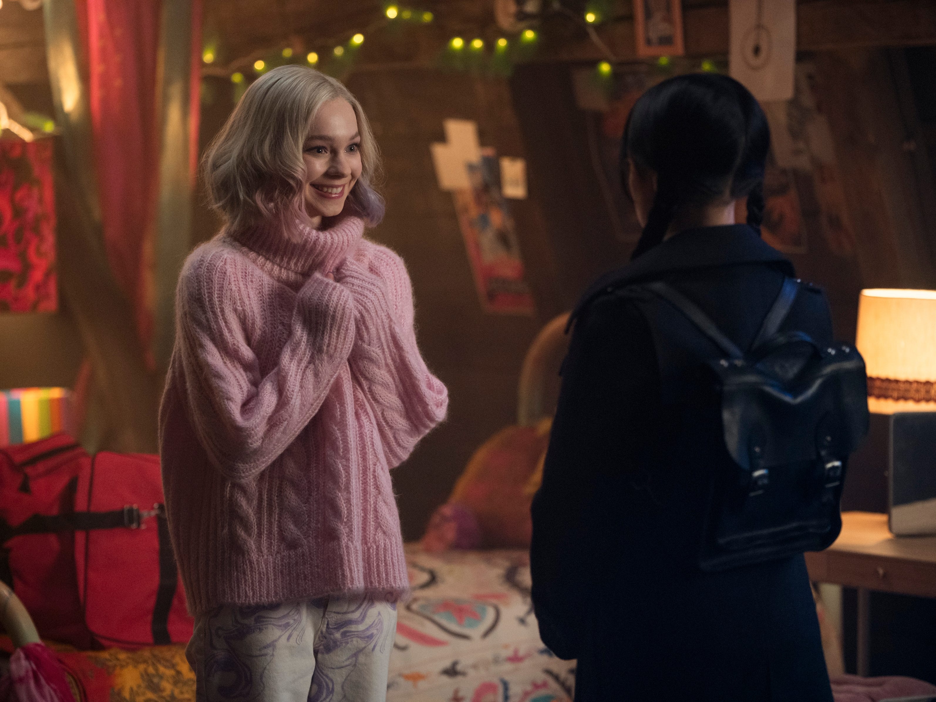 Emma Myers als Enid Sinclair und Jenna Ortega als Wednesday Addams in der Netflix-Serie „Wednesday“.
