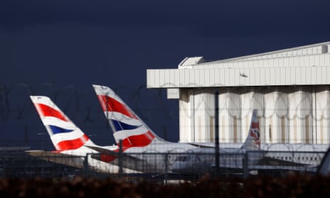 Flugzeuge von British Airways am Terminal 5 des Flughafens London Heathrow im Westen Londons.
