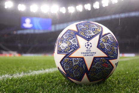 Der Spielball der Champions League posiert für die Kameras im Tottenham Hotspur Stadium.