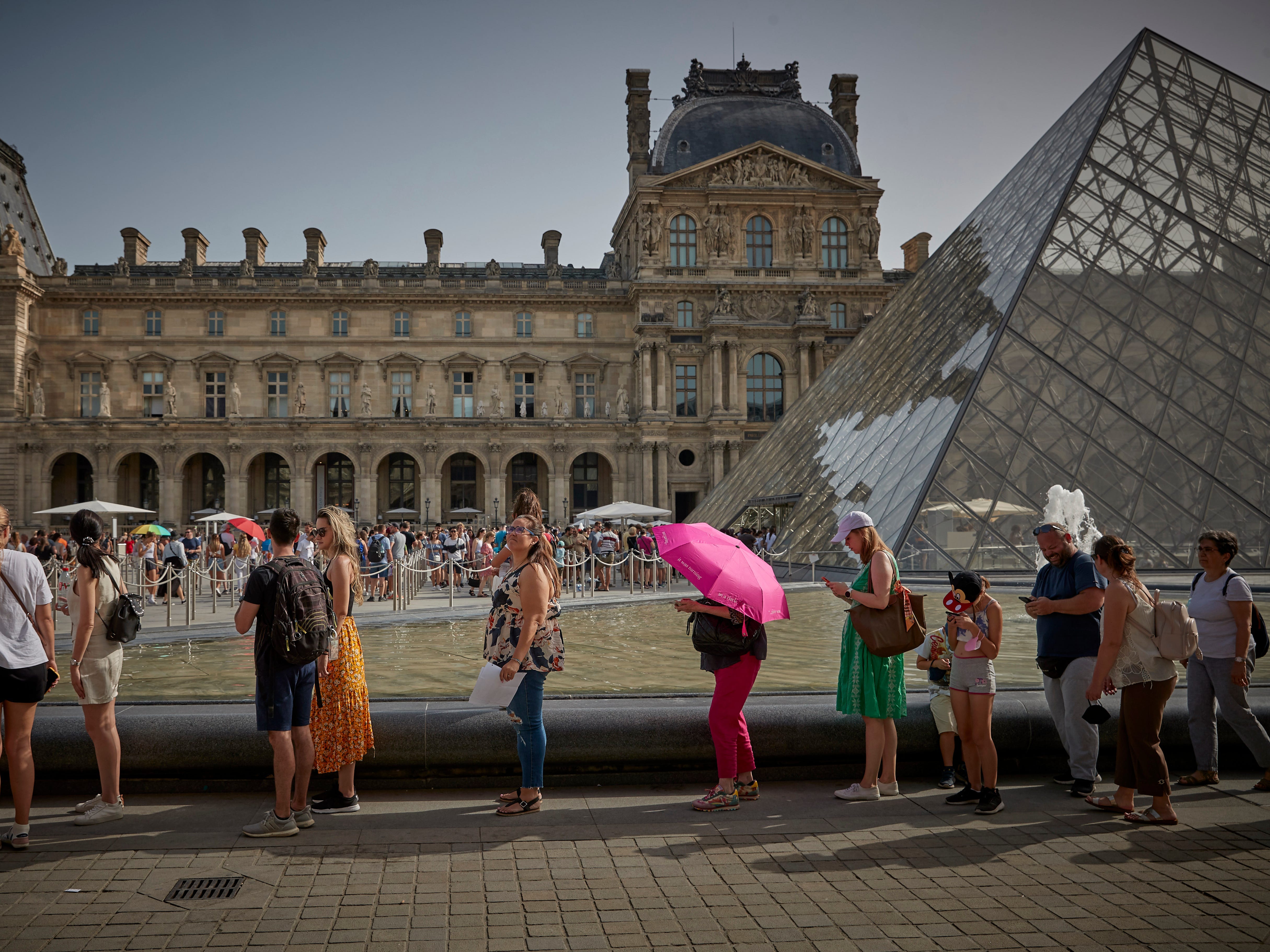 Touristen im Louvre-Museum