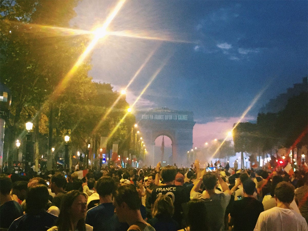 Proteste in Paris mit Arc de Triomphe im Hintergrund