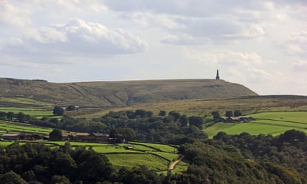 Stoodley Pike Obelisk auf einem fernen Hügel
